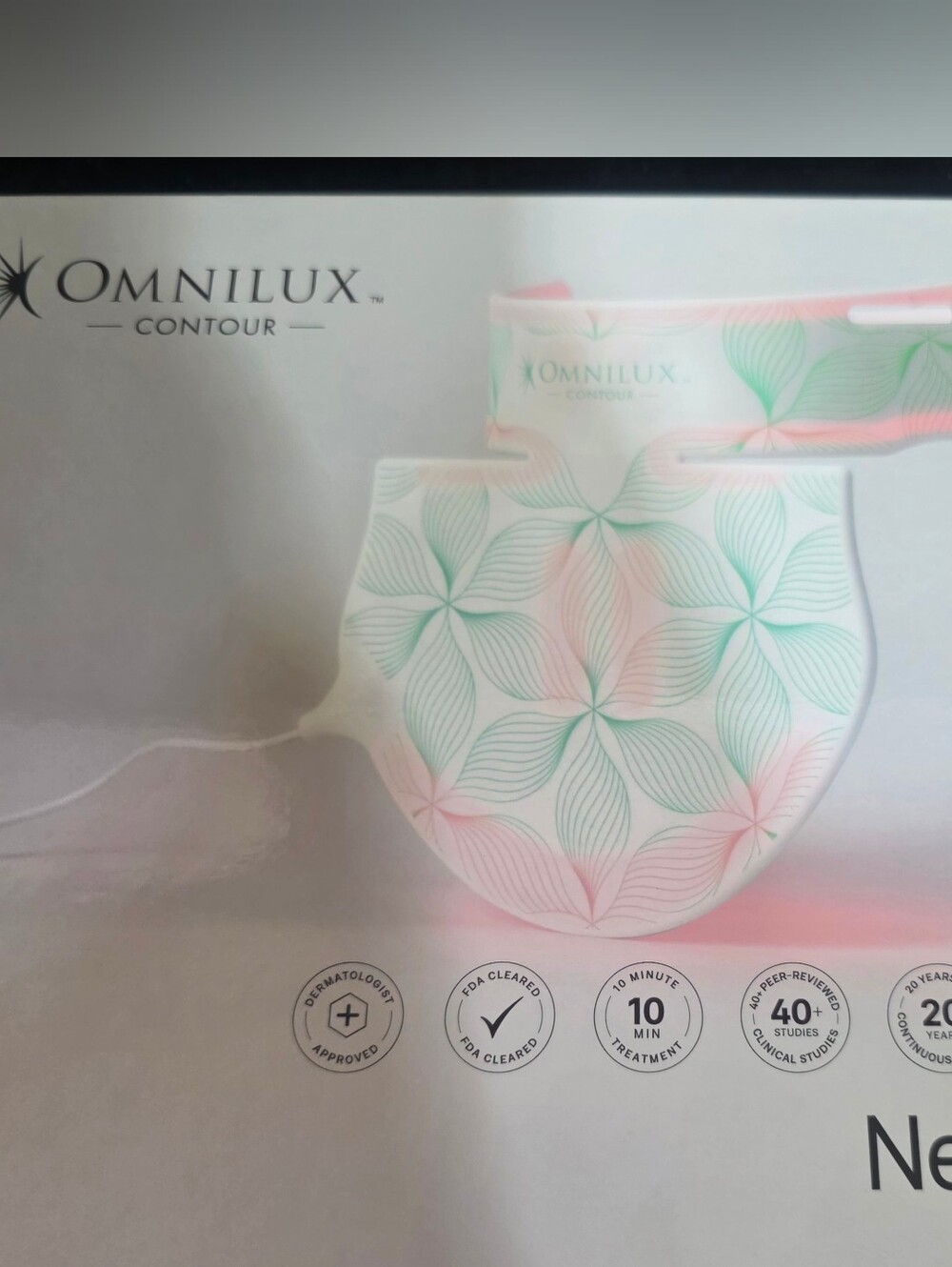 OMNILUX Contour Neck & Decollete - LED Light Therapy - NEW